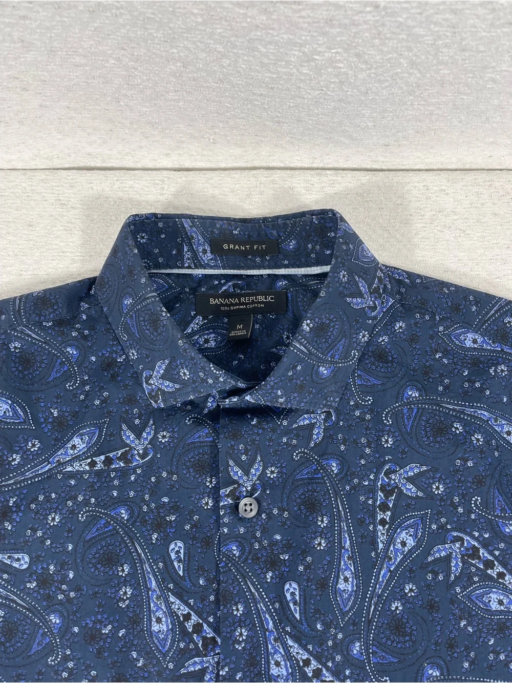 Banana Republic Men’s Button Down Shirt Long Sleeve Paisley Print. SKU#0462